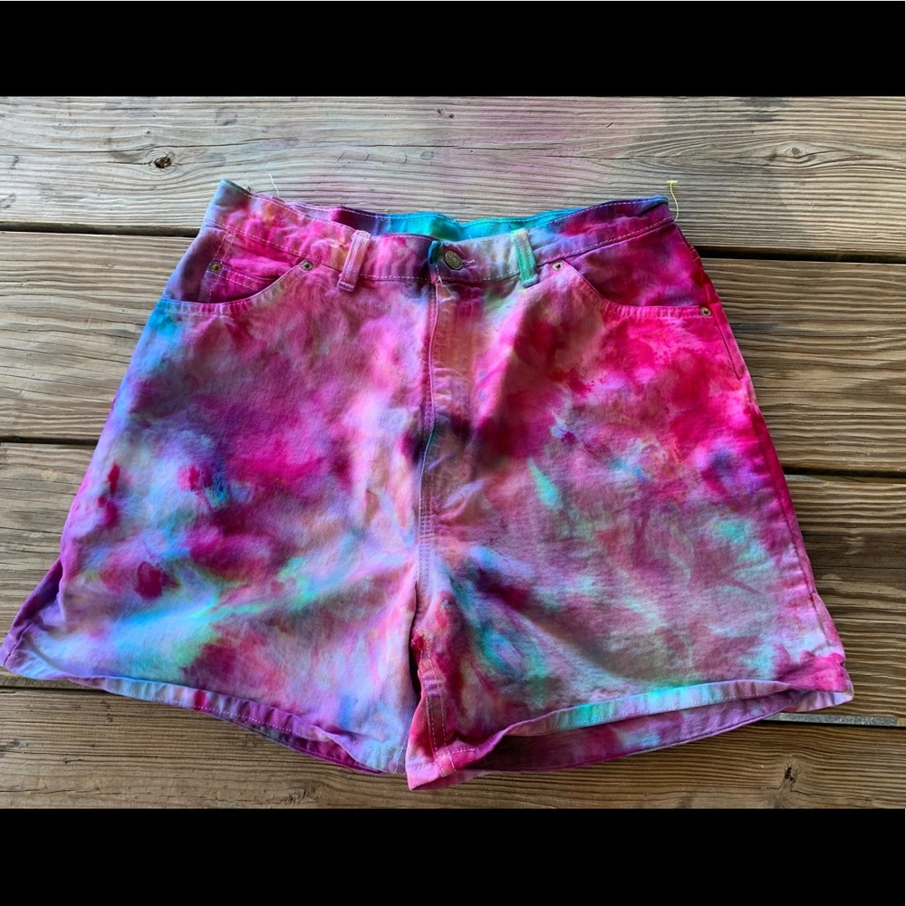 Vintage High Waisted Tie-Dye Levi’s Size 16